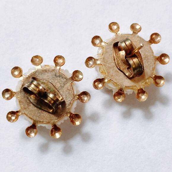 Vintage 1950s Thermoset White Floral Gold Tone Stud Earrings Petite Mid Century - Picture 8 of 10
